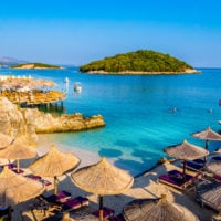 Der Ksamil Strand ist ein beliebter Badeort in Albanien.