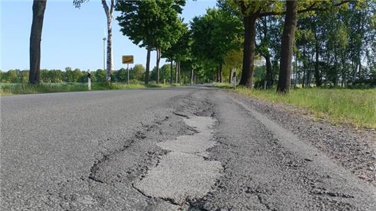 Am Ortsausgang Kutenholz deutlich sichtbar: die sanierungsbedürftigen Straßenränder der K 70.