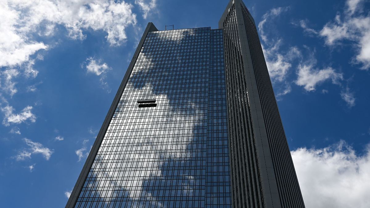 Hessen: Mann klettert Hochhaus in Frankfurt empor
