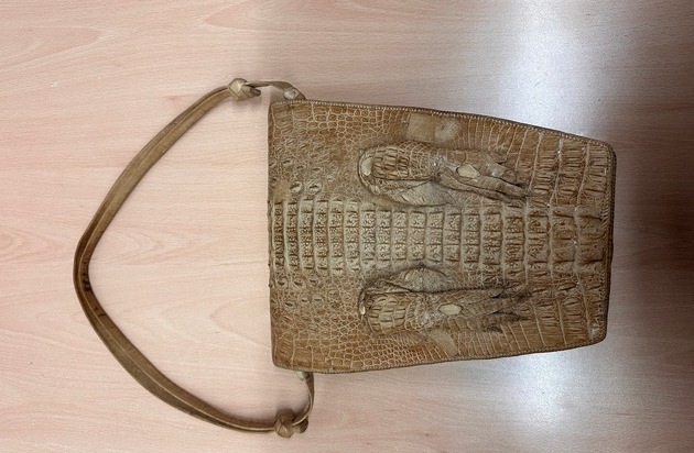 HZA-D: Zoll am Flughafen Düsseldorf findet Handtasche mit Biss / Krokodilhandtasche ...