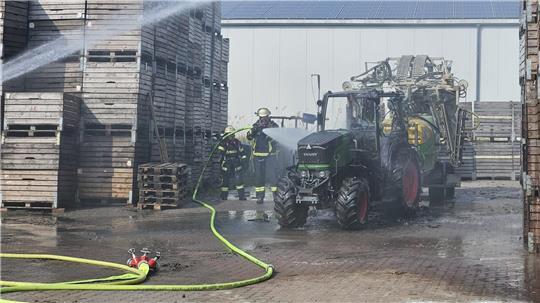 Auf einem Obsthof geriet ein Traktor in Brand.