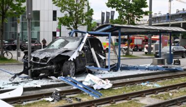 München: SUV-Fahrer fährt in Tramhaltestelle – drei Schwerverletzte