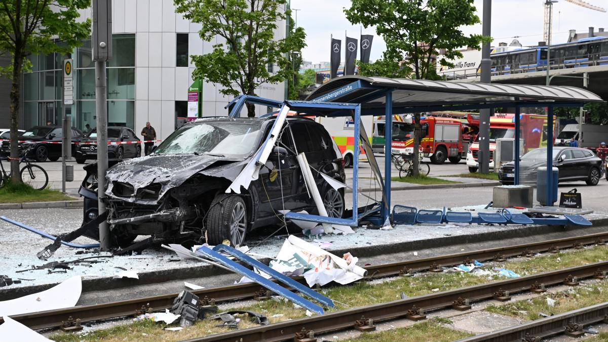 München: SUV-Fahrer fährt in Tramhaltestelle – drei Schwerverletzte