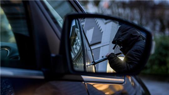 Autodiebe haben in Buxtehude einen Wagen gestohlen. Polizisten fanden das Fahrzeug später. (Symbolbild)