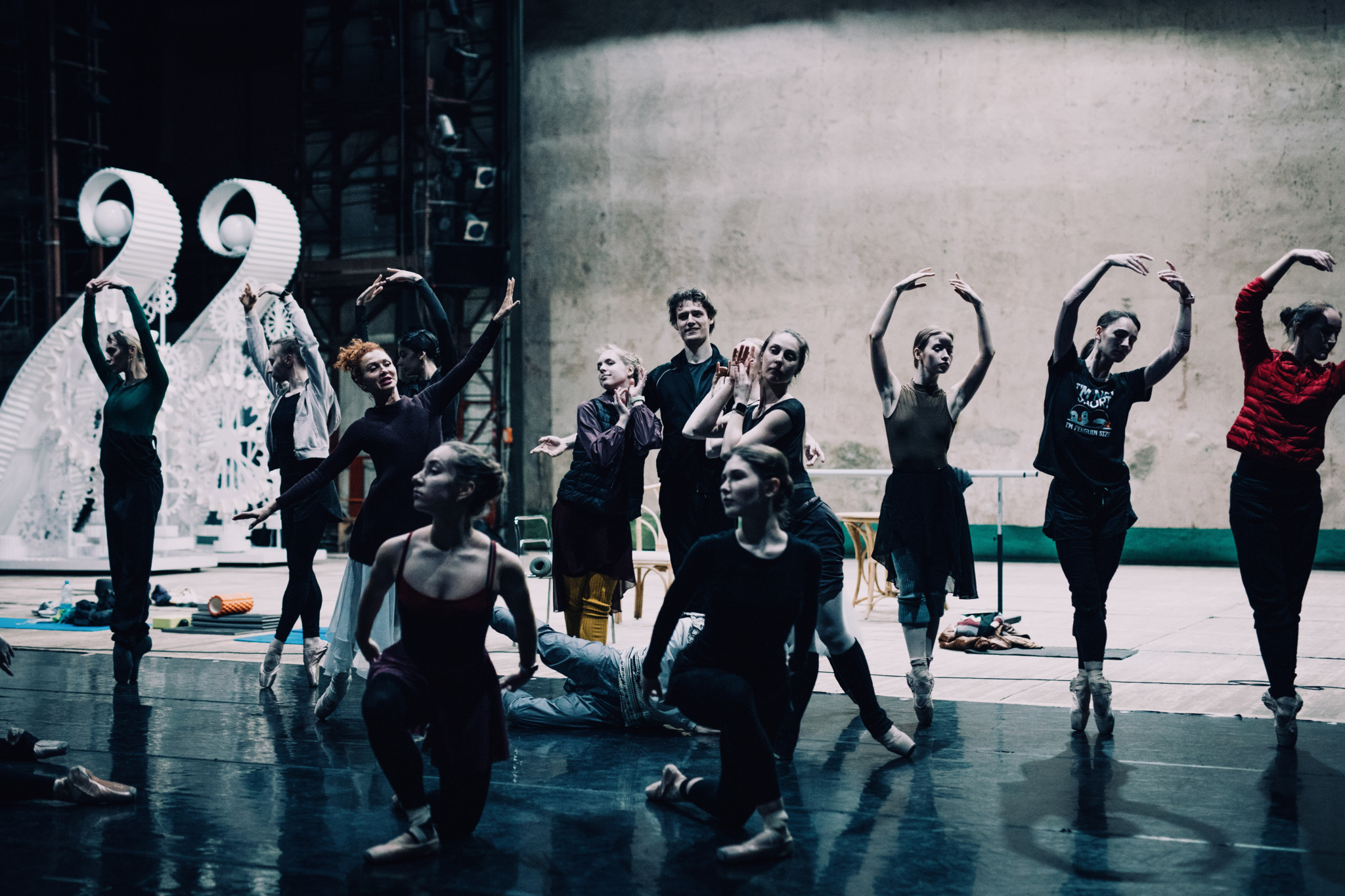 Balletttänzer und Tänzerinnen proben im staatlichen Ballett und der Oper in Kharkiv. Foto aufgenommen von Friedrich Bungert am 15. April 2025.
