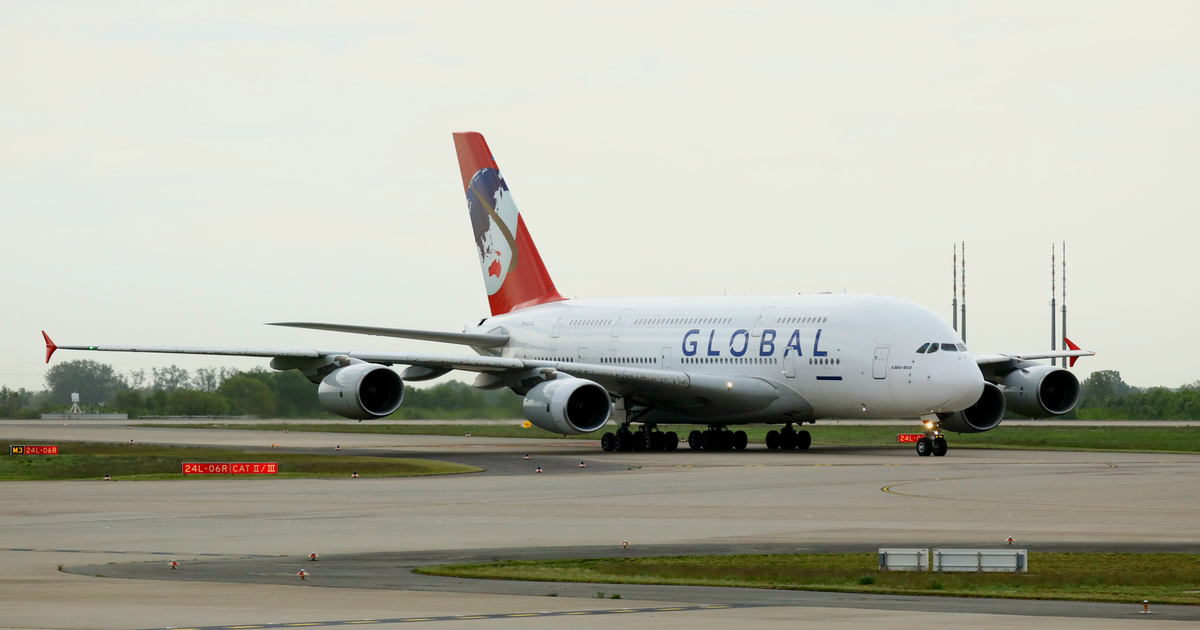 9H-GLOBL in Berlin gelandet: Airbus A380 von Global Airlines bekommt Wassersalut am BER
