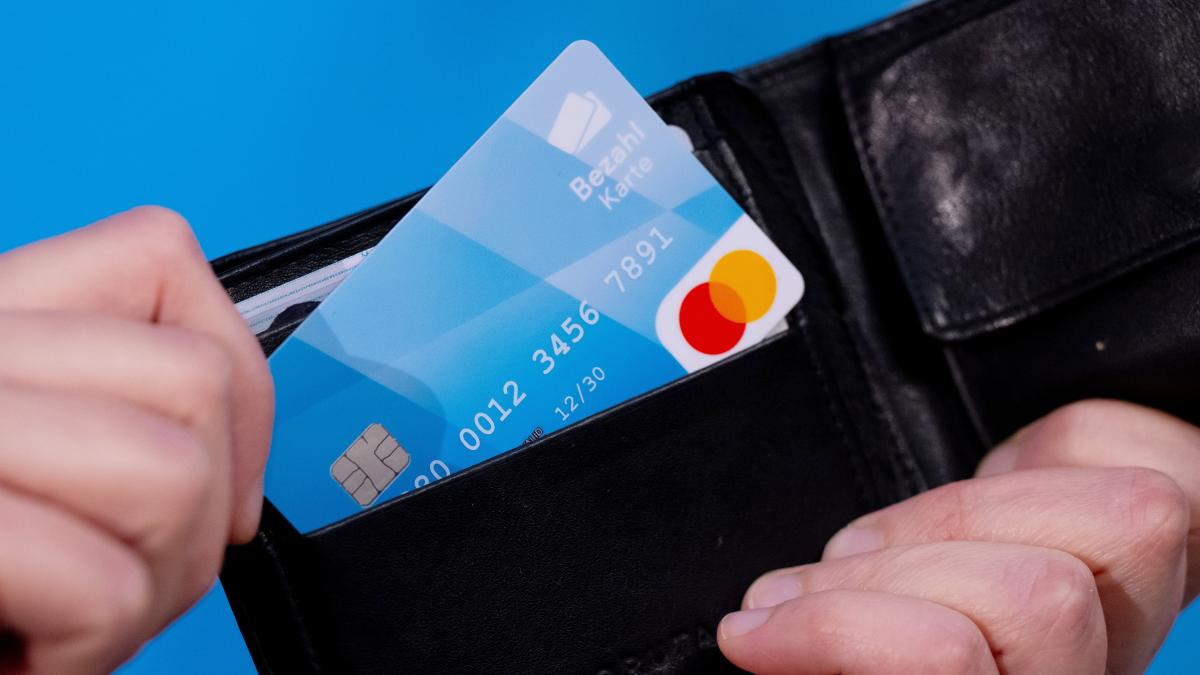 Asylbewerber in Bayern: 30 Prozent mehr freiwillige Ausreisen seit Einführung der Bezahlkarte
