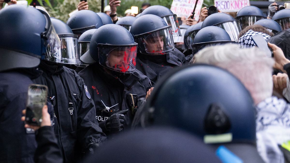 Berlin & Brandenburg: Polizist bei Demo schwer verletzt: Hinweisportal