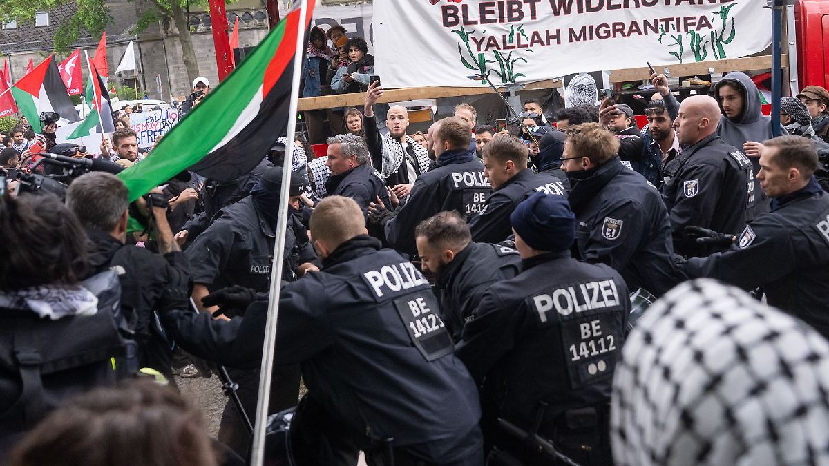 Berlin & Brandenburg: Polizist bei Demonstration schwer verletzt
