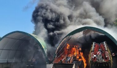 POL-DEL: Landkreis Oldenburg: Brand in Maschinenhalle in Hude ++ zwei Radlader ...