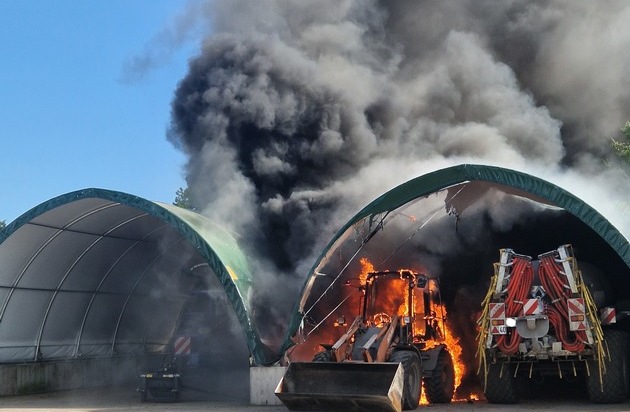 POL-DEL: Landkreis Oldenburg: Brand in Maschinenhalle in Hude ++ zwei Radlader ...