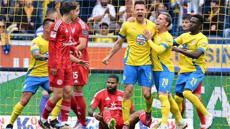 Braunschweigs Paul Jaeckel (M) jubelt nach seinem Tor zum 1:0.