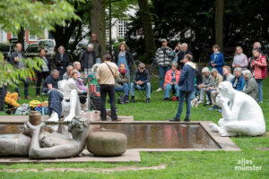 Aufmerksame Zuhörerinnen und Zuhörer am Brunnen. (Foto: Michael Bührke)