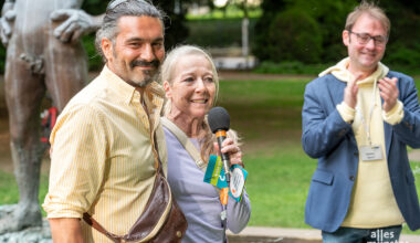 Mehmet Sarıpınar (l.) beim Treffen am Eisenman-Brunnen. Mit dabei Soetkin Stiegemeier‐Oehlen (m.) vom Brunnen-Team und Moderator Stefan Querl (r.). (Foto: Michael Bührke)