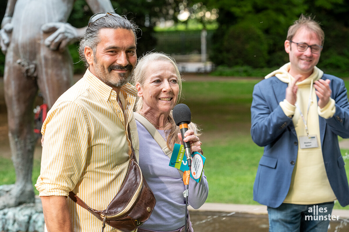 Mehmet Sarıpınar (l.) beim Treffen am Eisenman-Brunnen. Mit dabei Soetkin Stiegemeier‐Oehlen (m.) vom Brunnen-Team und Moderator Stefan Querl (r.). (Foto: Michael Bührke)