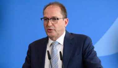 Neue Bundesregierung: ++ Dobrindt verteidigt Zurückweisungen an den Grenzen – EU-Kommission mahnt Deutschland ++ Liveticker