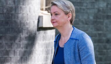 „Nettozuwanderung muss sinken“, sagt Englands Innenministerin Cooper