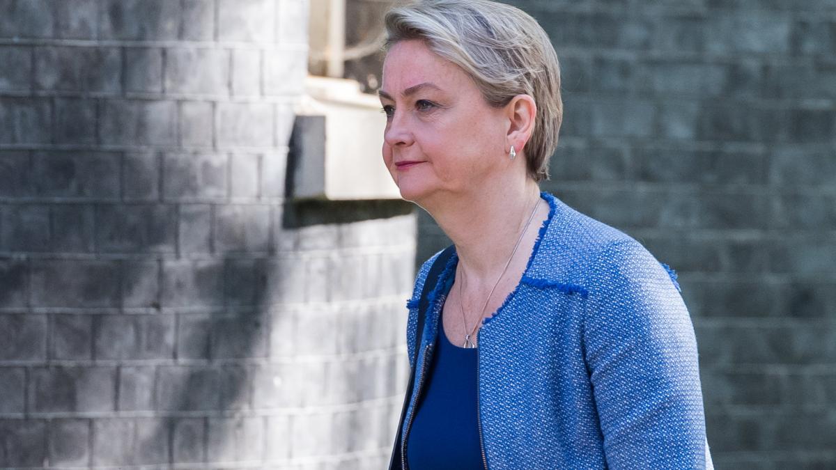 „Nettozuwanderung muss sinken“, sagt Englands Innenministerin Cooper