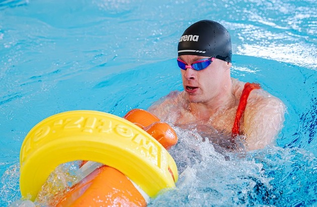 DLRG Rettungsschwimmer brechen vier Weltrekorde in Mönchengladbach