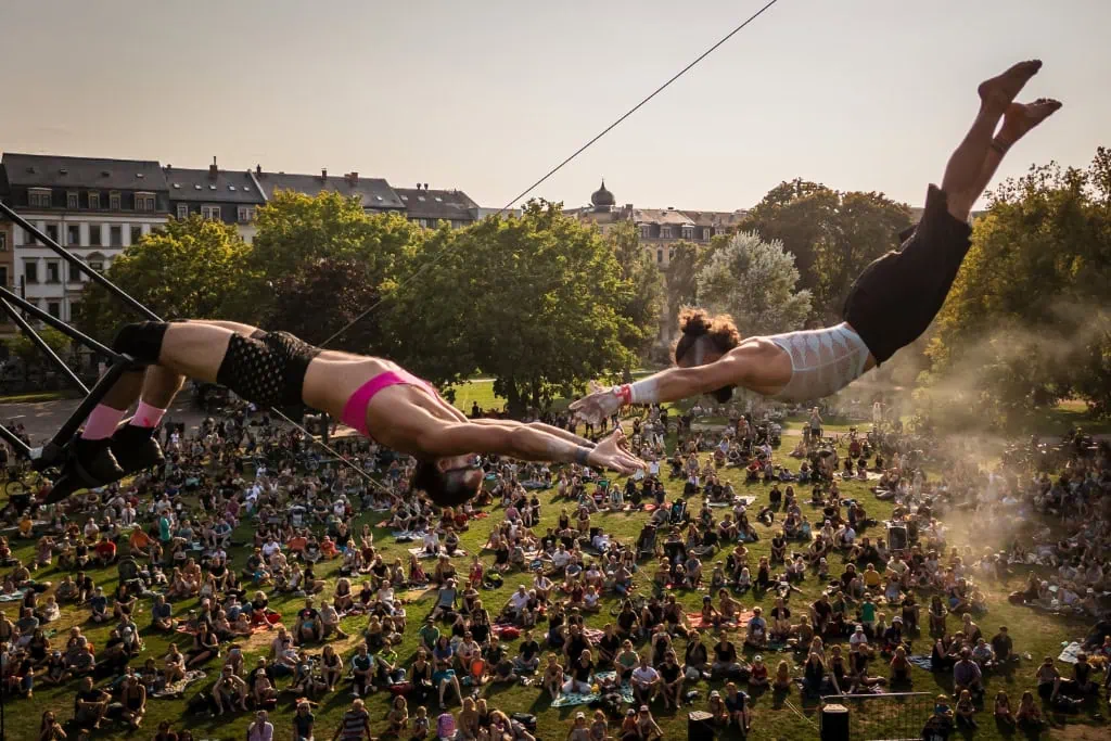 Trapezkünstlerinnen im Alaunpark beim Zirkustheater-Festival Dresden 2024.
