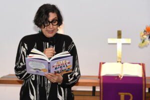 Autorin Andrea Karimé liest aus dem Buch.