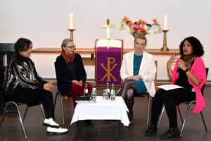 Autorin Andrea Karimé (v.l.), Pastorin Dr. Claudia Währisch-Oblau, Pfarrer*in Tovja Heymann sowie die moderierende VEM-Referentin Sarah Vecera.
