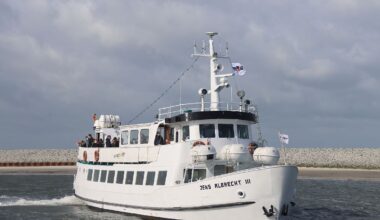 Niedersachsen & Bremen: Schiff fährt auf Damm und bleibt stundenlang stecken