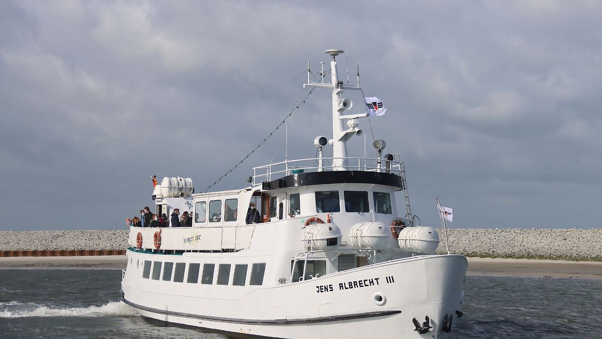 Niedersachsen & Bremen: Schiff fährt auf Damm und bleibt stundenlang stecken