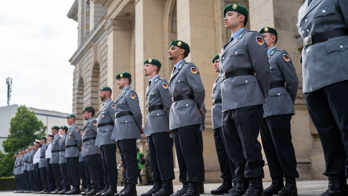 Berlin & Brandenburg: Bundeswehr-Gelöbnis vor Berliner Abgeordnetenhaus