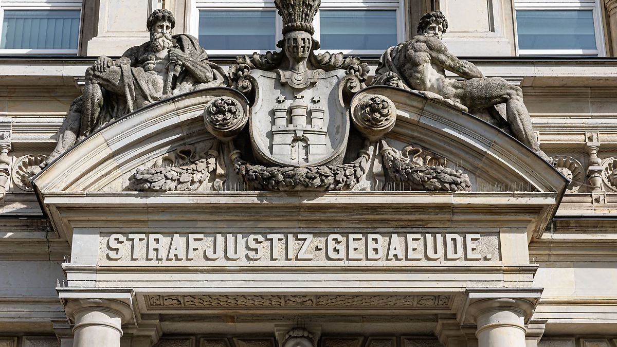 Hamburg & Schleswig-Holstein: Nach tödlichem Balkonsturz - Ex-Freund steht vor Gericht