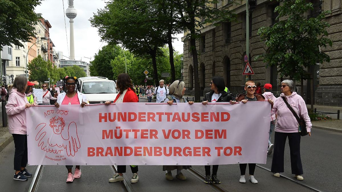 Berlin & Brandenburg: Kundgebung: Mehr Unterstützung für Mütter gefordert