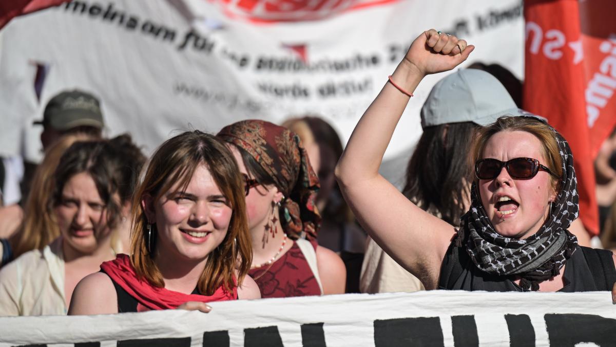 1. Mai in Berlin: Demonstration beginnt mit Grußwort von RAF-Terroristin Klette ++ alles im Liveticker