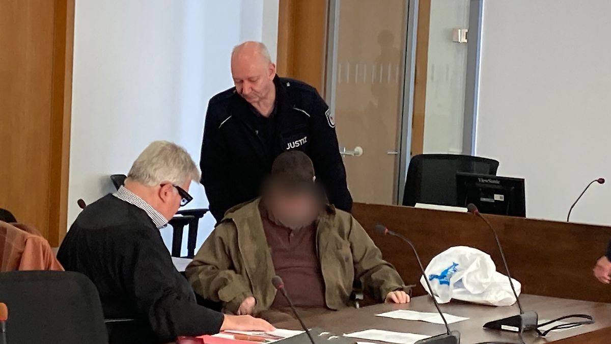 Berlin & Brandenburg: Ehefrau mit Hammer erschlagen - Angeklagter räumt Tat ein