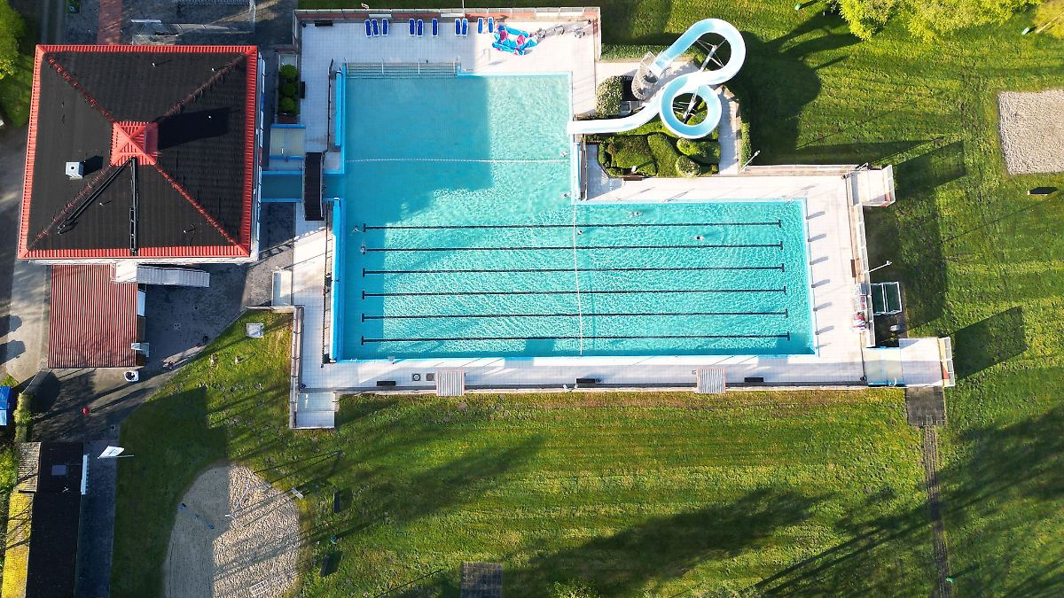 Niedersachsen & Bremen: Sechsjährige treibt leblos in Schwimmbecken