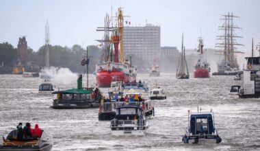 Hamburg & Schleswig-Holstein: Hamburger Hafengeburtstag endet mit bunter Schiffsparade