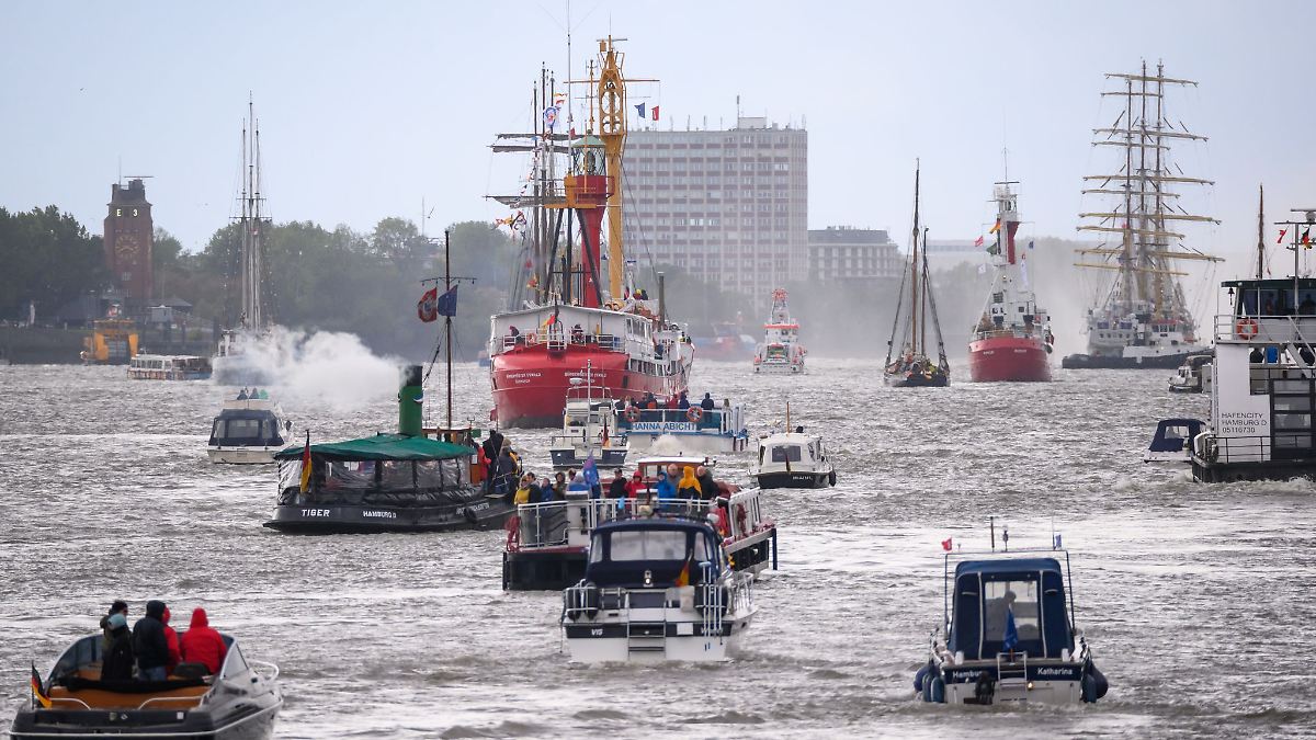 Hamburg & Schleswig-Holstein: Hamburger Hafengeburtstag endet mit bunter Schiffsparade