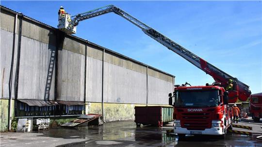 Die Drehleiter der Cuxhavener Berufsfeuerwehr ist im Einsatz, um von außen zu löschen und die Brandentwicklung im Blick zu behalten. 