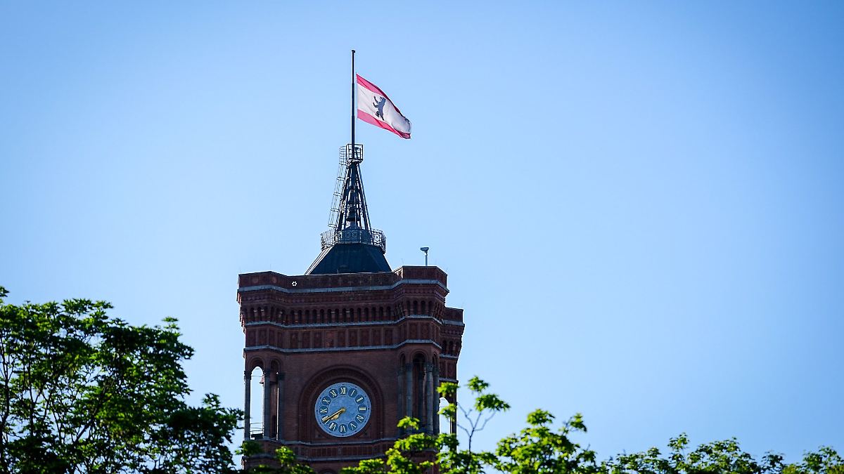 Berlin & Brandenburg: Friedländer-Beisetzung: Trauerbeflaggung in Berlin