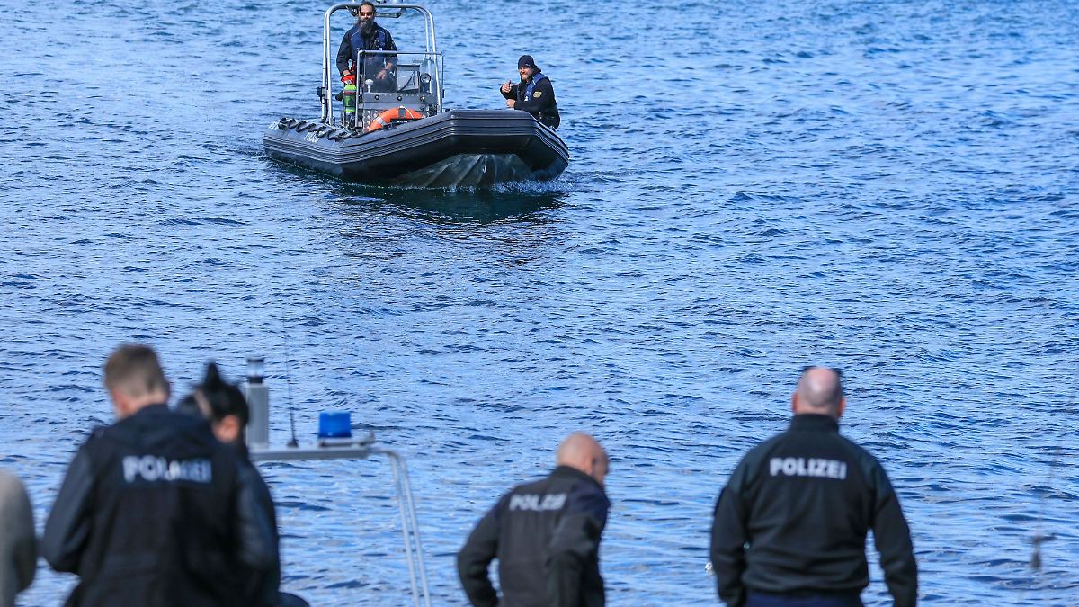 Sachsen: Polizei findet Leiche in See bei Leipzig - Bergung läuft