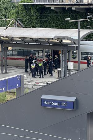 Die Polizei im Einsatz nahe des Tatorts.