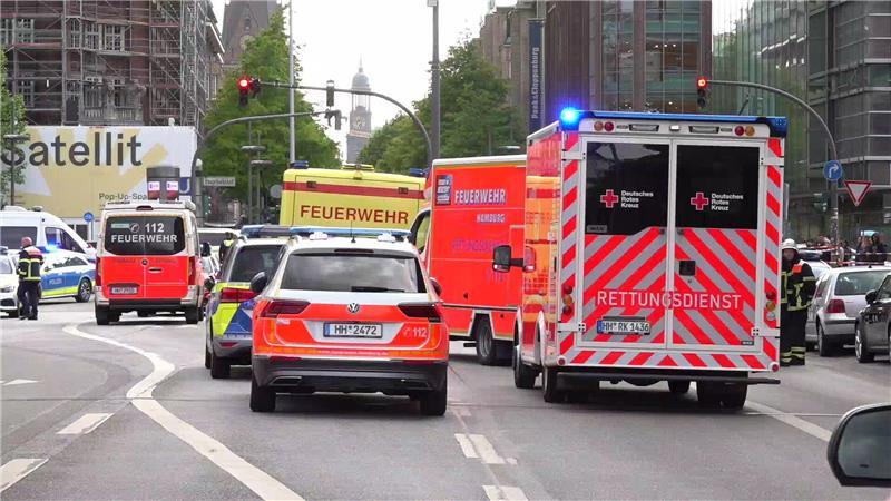 Die verletzten Personen wurden von zahlreichen Rettungskräften in umliegende Krankenhäuser gebracht. Die Polizei spricht von einer unübersichtlichen Lage.