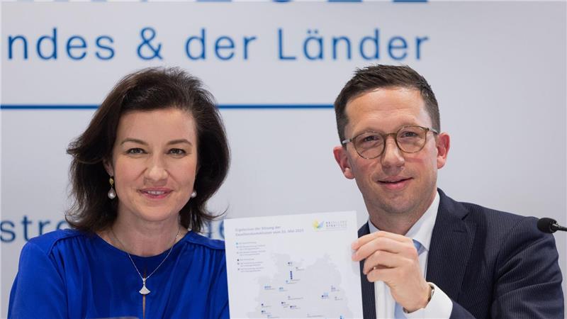 Dorothee Bär (CDU), Bundesforschungsministerin, und Falko Mohrs (SPD), niedersächsischer Minister für Wissenschaft und Kultur informierten über die Auswahl in der Exzellenzstrategie. 