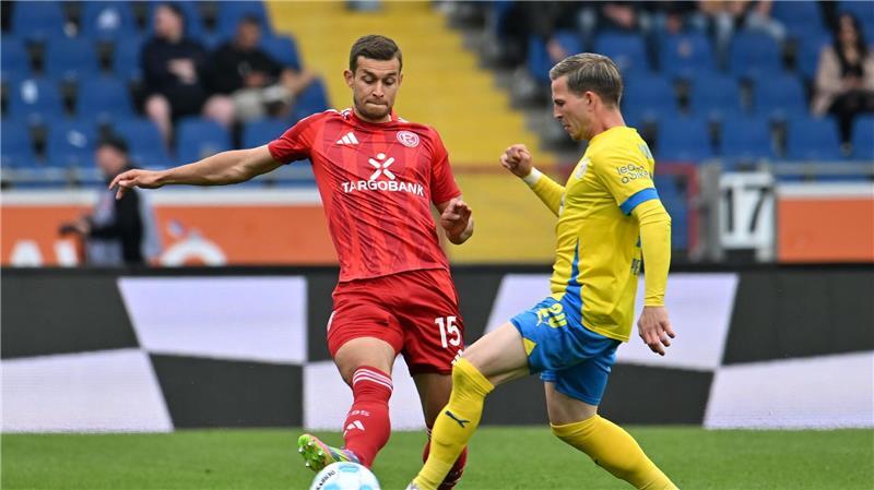 Düsseldorfs Tim Oberdorf (l) im Duell mit Braunschweigs Lino Tempelmann.