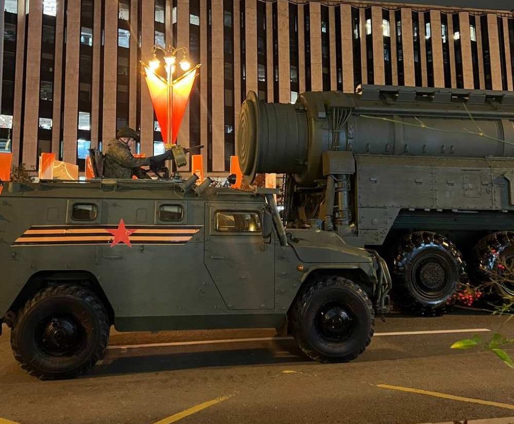 Russische Militärausrüstung nimmt an der Paradeprobe am 7. Mai teil. Foto: Thuy An