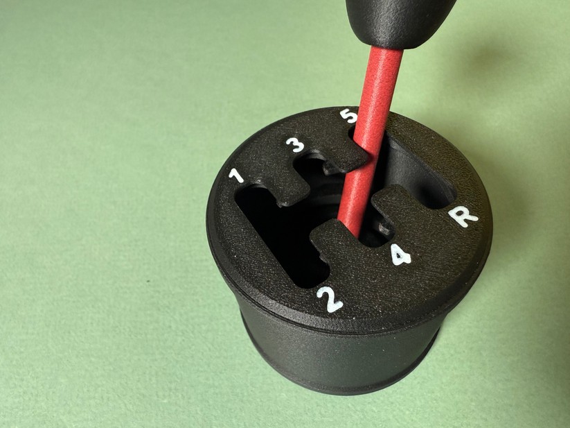 Wird die Beschriftung zuerst auf die Druckplatte aufgetragen, ergibt sich ein gestochen scharfes Druckbild.
