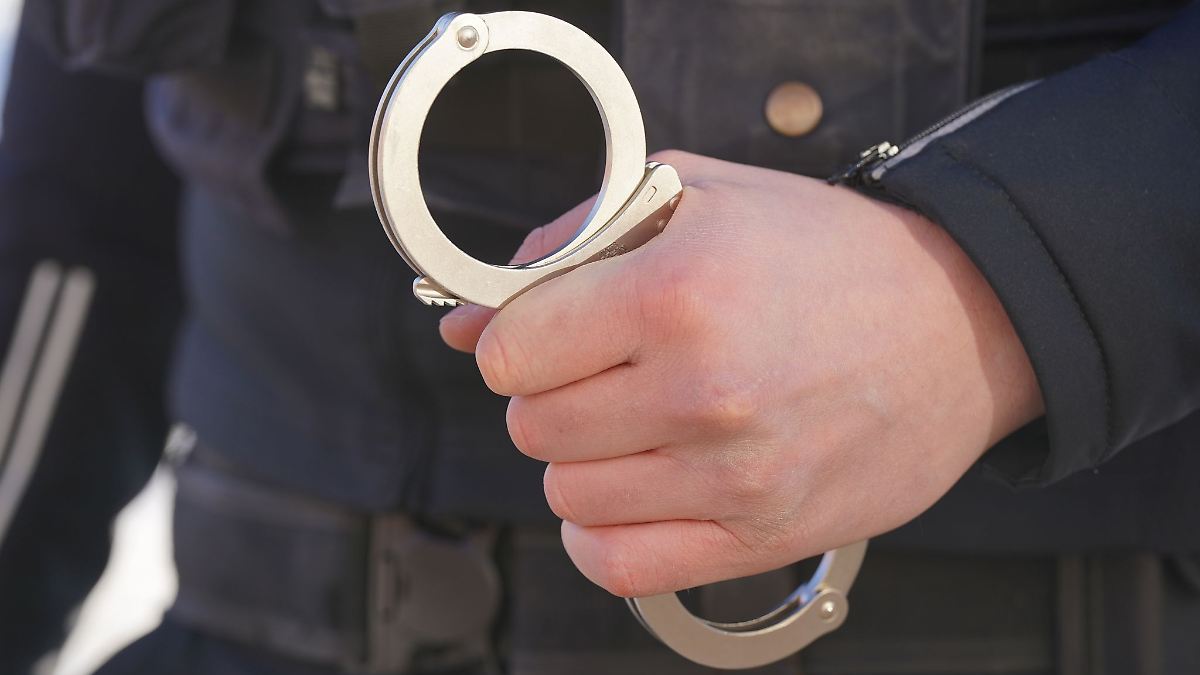 Niedersachsen & Bremen: Mann klopft an Tür und sticht Bewohner in den Hals