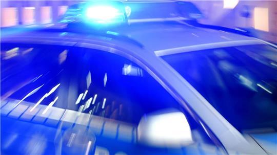 Ein Streifenwagen der Polizei steht mit eingeschaltetem Blaulicht auf der Straße. (zu dpa: «Mann bedroht Frau mit Spritze und raubt ihr Auto»)