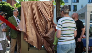 You are currently viewing Ein Ort, der zum Lesen verführt: Lang ersehnter Bücherschrank an der Erlöserkirche eingeweiht