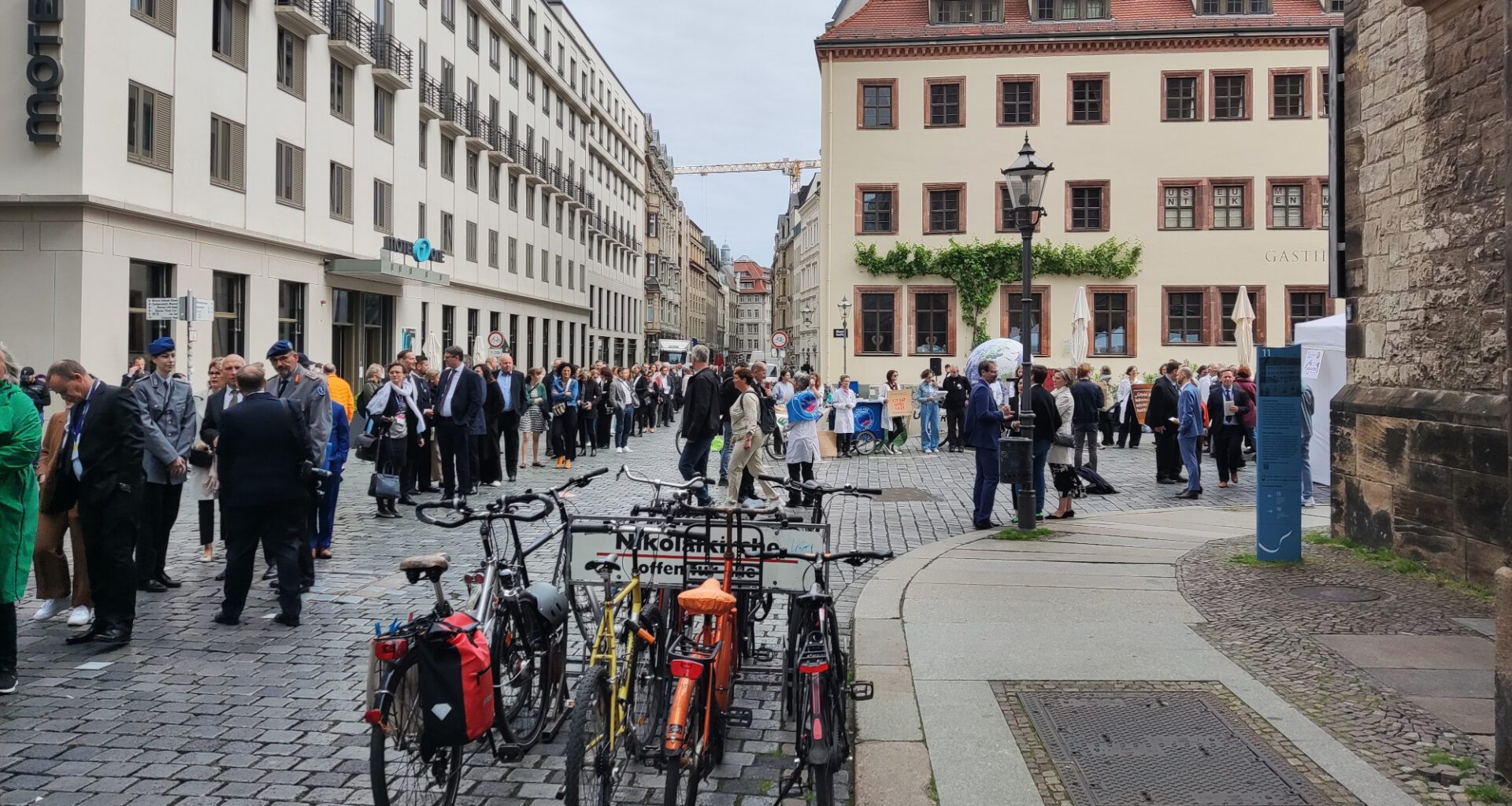 Eröffnung Ärztetag, zahlreiche Menschen haben sich versammelt.