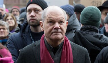 Berlin & Brandenburg: Ex-Kanzler eröffnet Ausstellung gegen Rechtsextremismus